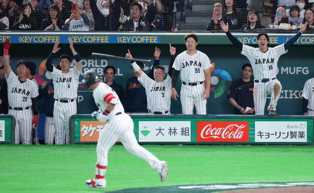 日本対韓国　3回裏日本2死、鈴木（手前）のソロ本塁打に両手を突き上げる大谷（右）（撮影・鈴木みどり）