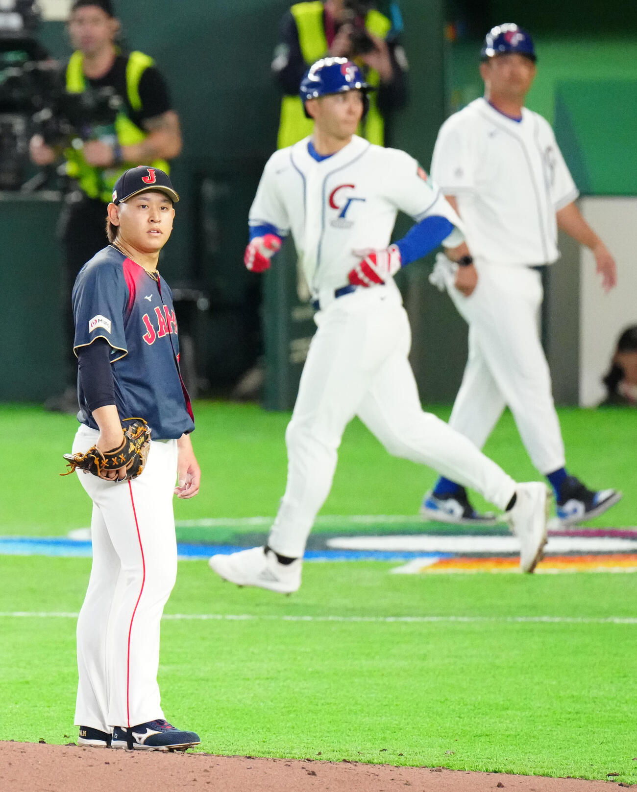 5回裏台湾1死一、二塁、フェアチャイルド（後方左）に大飛球のファウルボールを浴びた宮城（撮影・江口和貴）