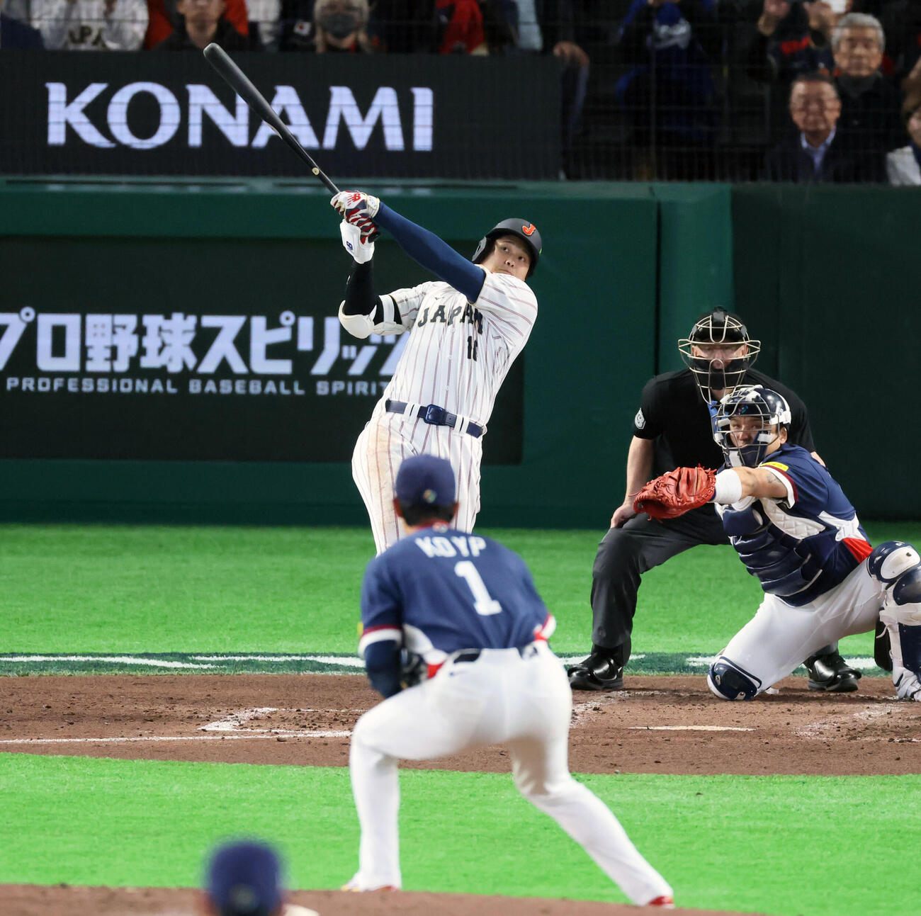 日本対韓国　3回裏日本1死、大谷は右越えソロ本塁打を放つ。投手高永表（撮影・加藤哉）
