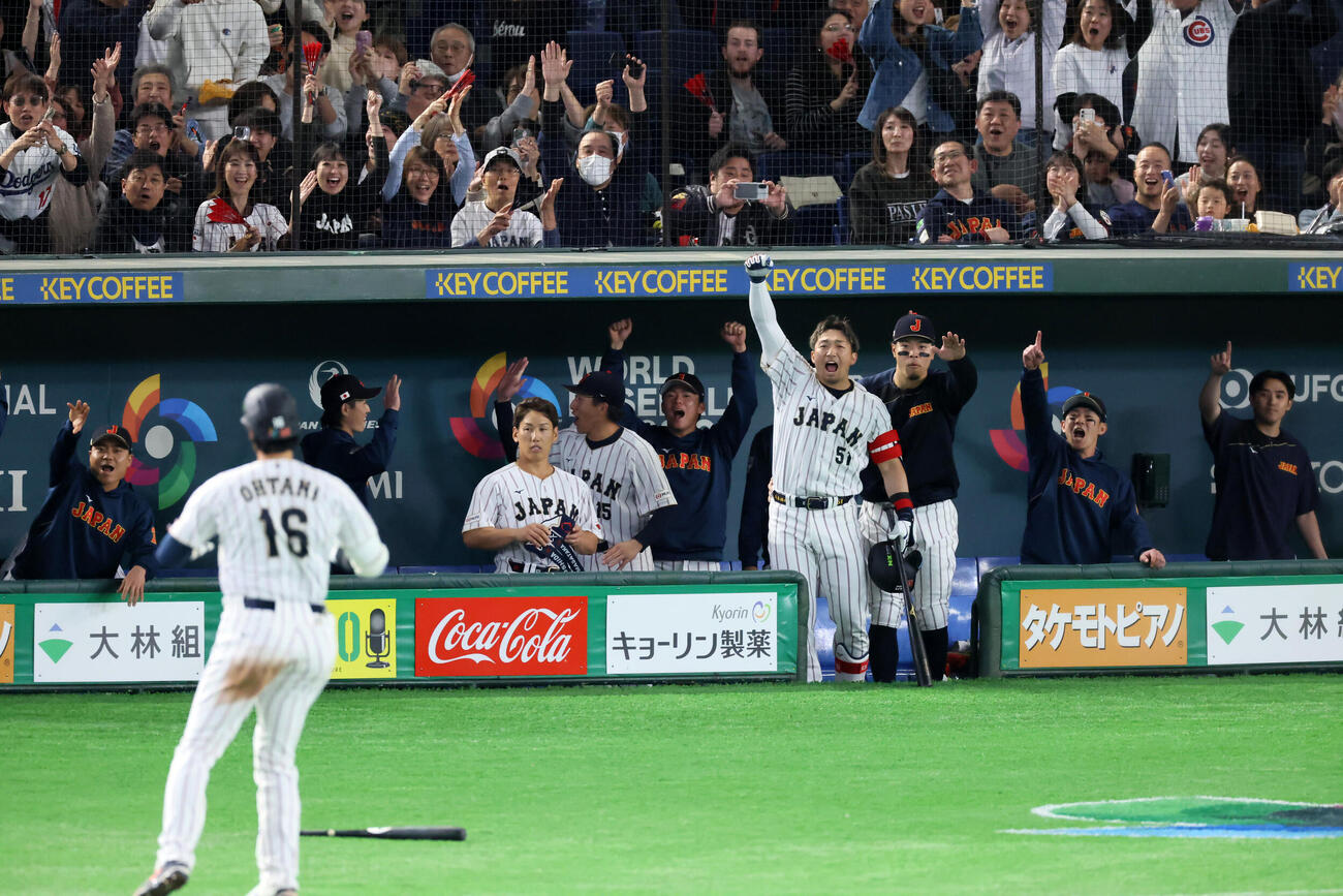 日本対韓国　3回裏日本1死、大谷の右越えソロ本塁打にベンチで笑顔を見せる鈴木らナイン（撮影・加藤哉）