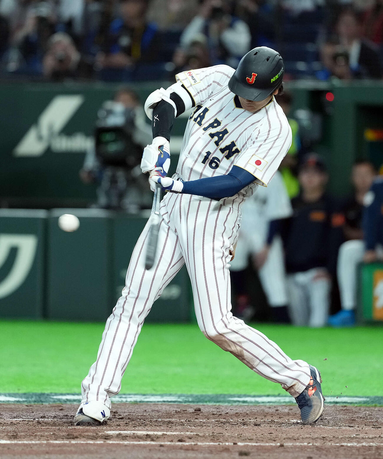 日本対韓国　3回裏日本1死、右中間にソロ本塁打を放つ大谷（撮影・たえ見朱実）