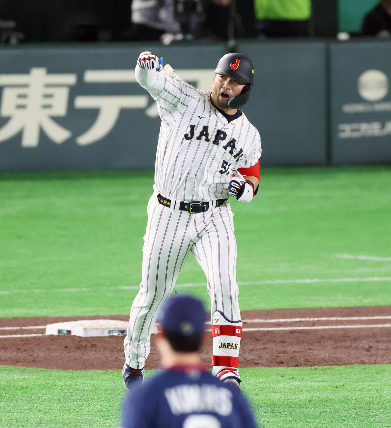 日本対韓国　1回裏日本1死二塁、鈴木は右中間越え2点本塁打を放ちガッツポーズを見せる（撮影・加藤哉）