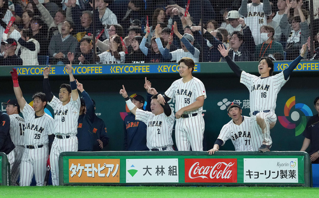 日本対韓国　3回裏日本2死、鈴木の勝ち越しソロ本塁に手を広げて喜ぶ大谷（右端）らナイン（撮影・たえ見朱実）