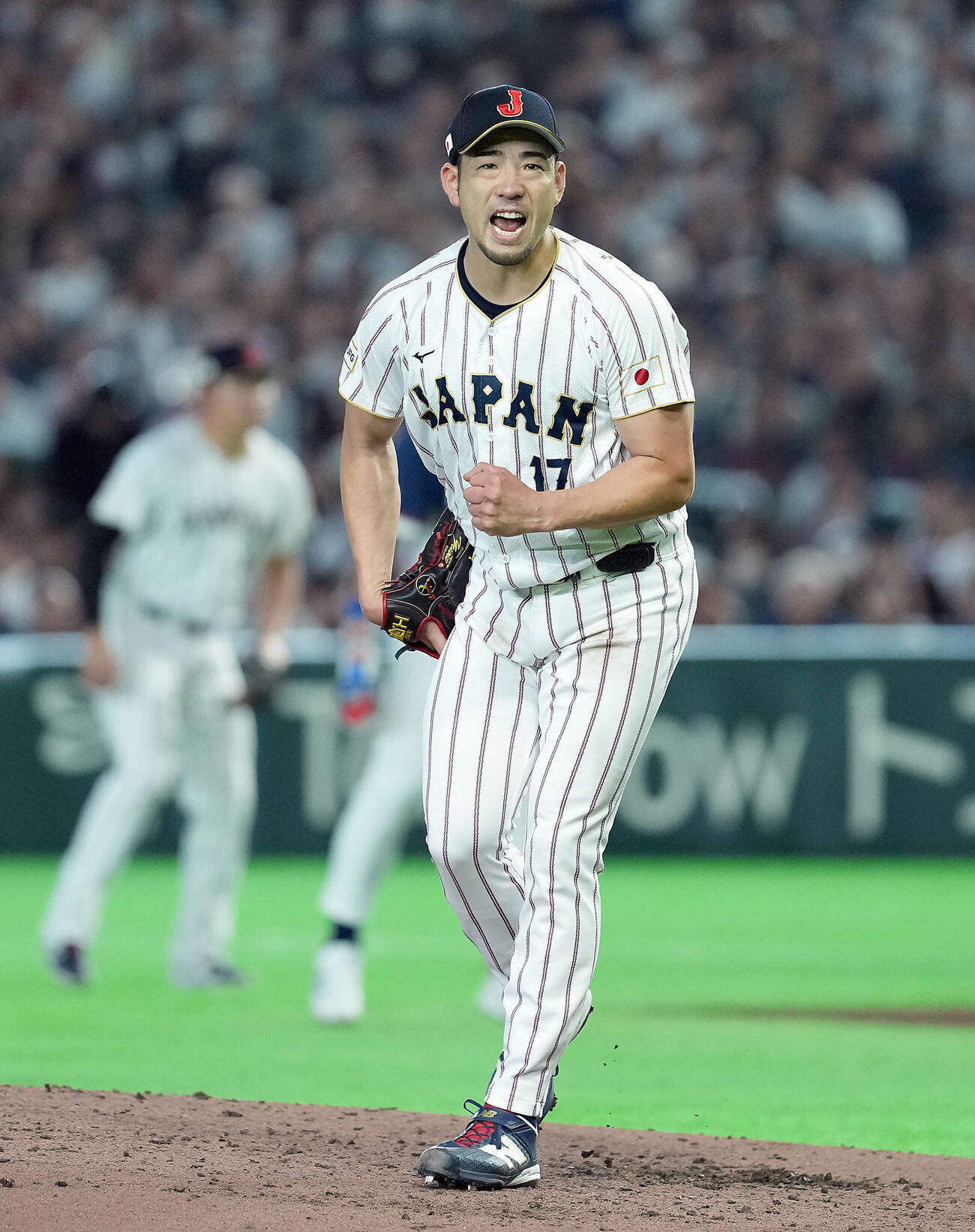 日本対韓国　3回裏表韓国1死一、二塁、ウィットコムを見逃し三振に打ち取りガッツポーズを決める菊池（撮影・たえ見朱実）