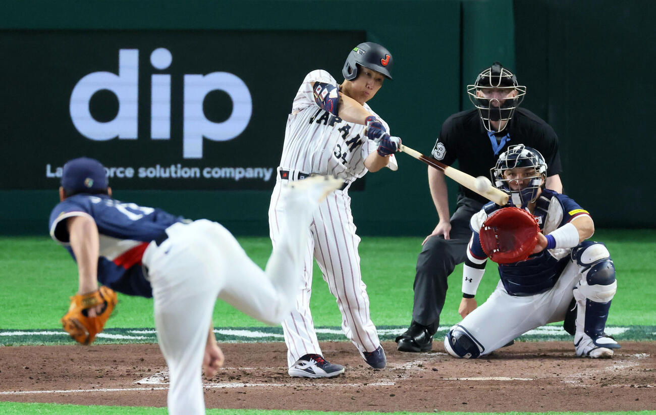日本対韓国　3回裏日本2死、吉田は右越えソロ本塁打を放つ。投手趙丙■（■は火ヘンに玄）（撮影・加藤哉）