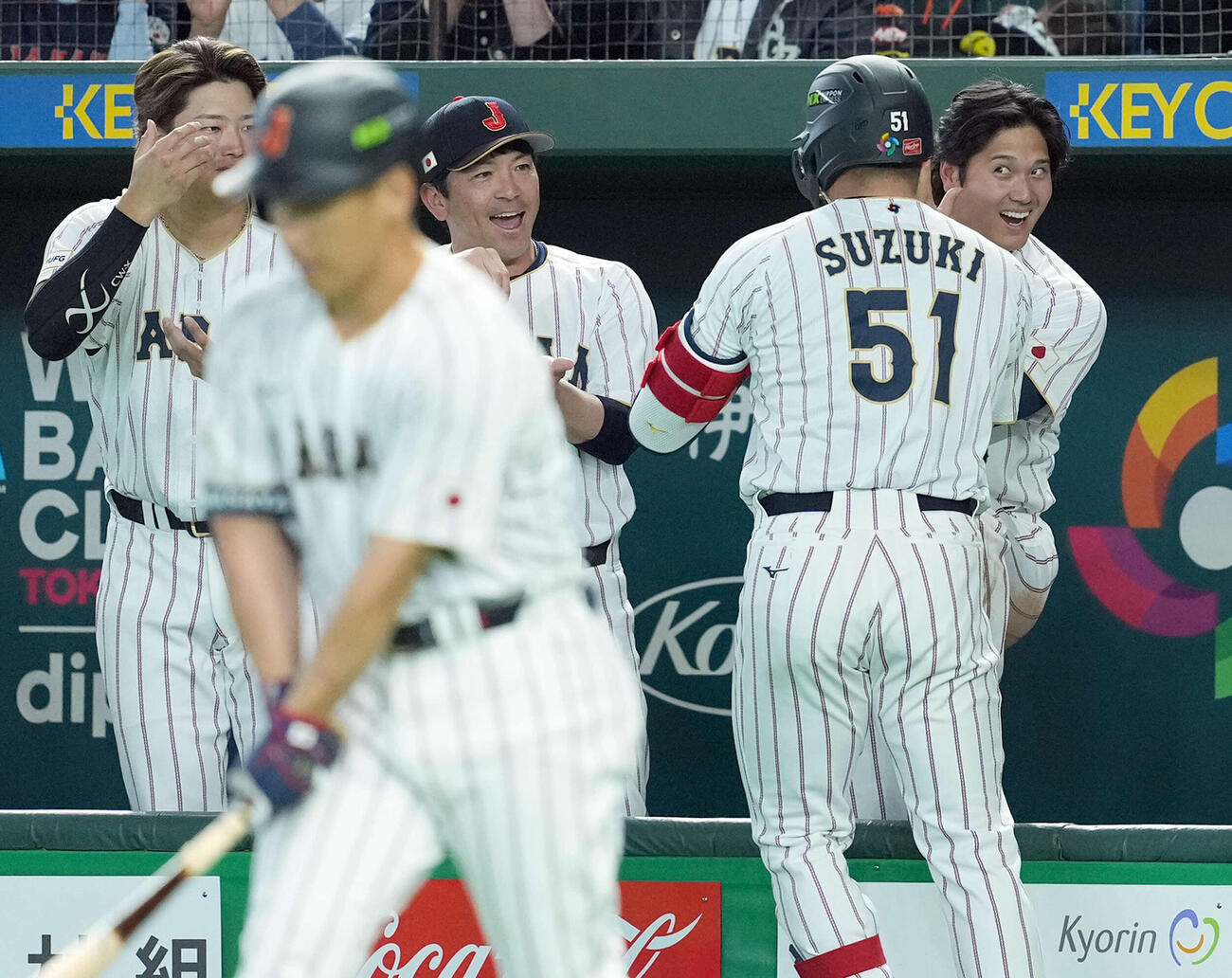 日本対韓国　3回裏日本2死、勝ち越しソロ本塁を放った鈴木を迎える大谷（撮影・たえ見朱実）