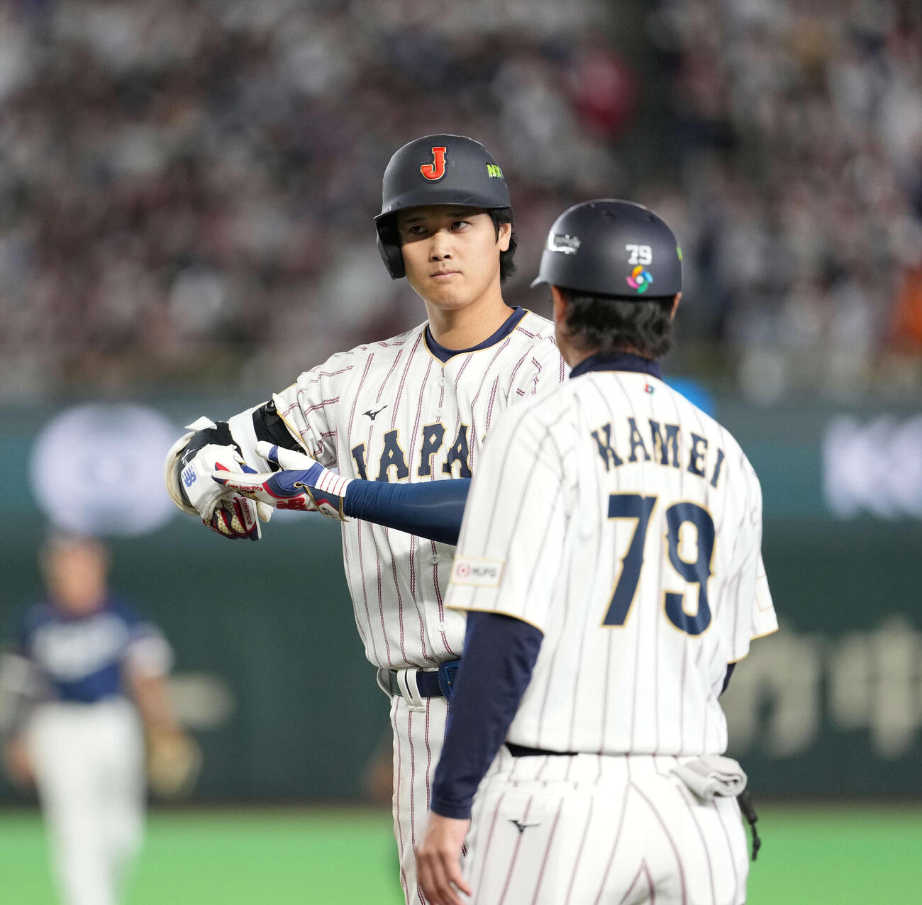 日本対韓国　5回に左前打を放ちお茶たてポーズをを決める大谷（撮影・井上学）