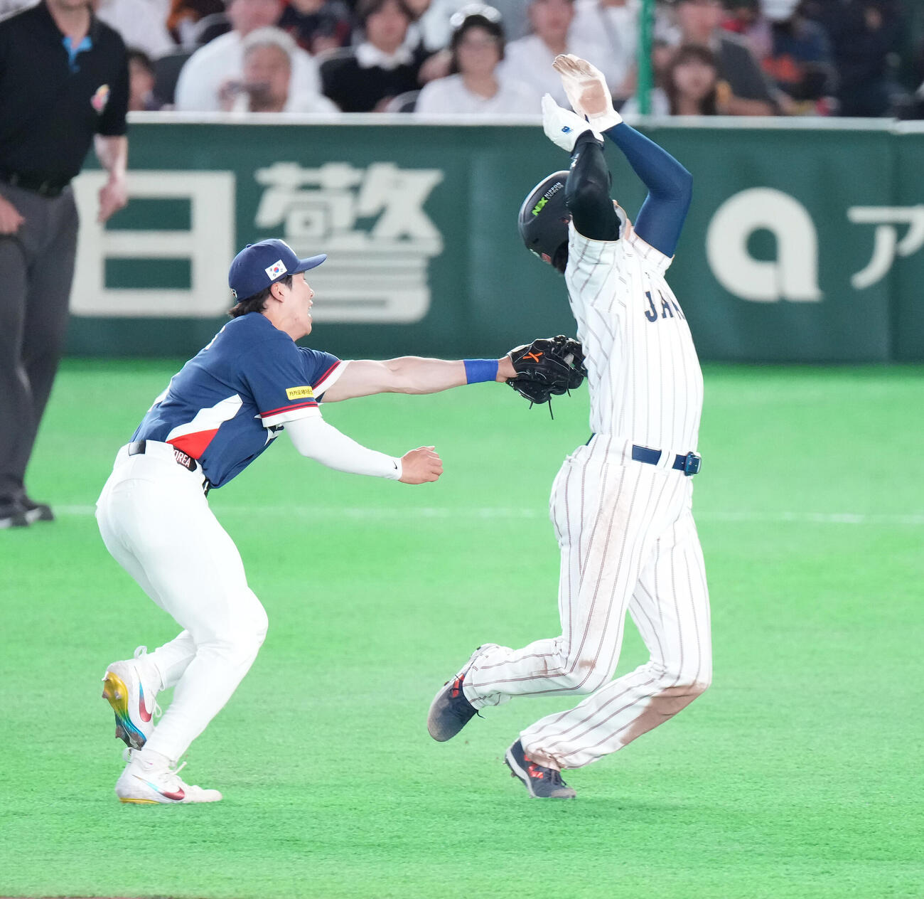 日本対韓国　5回裏日本1死一塁、近藤の二ゴロでアウトとなる一塁走者大谷（撮影・鈴木みどり）