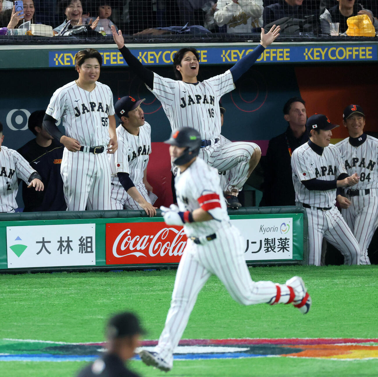 日本対韓国　3回裏日本2死、鈴木の左中間越えソロ本塁打にベンチで両手を広げて喜ぶ大谷らナイン（撮影・加藤哉）