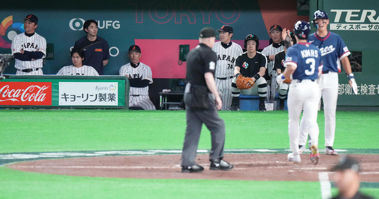 日本対韓国　4回表韓国1死一塁、金慧成に2点本塁打を浴び、浮かない表情の大谷（左から2人目）と井端監督（同4人目）（撮影・鈴木みどり）