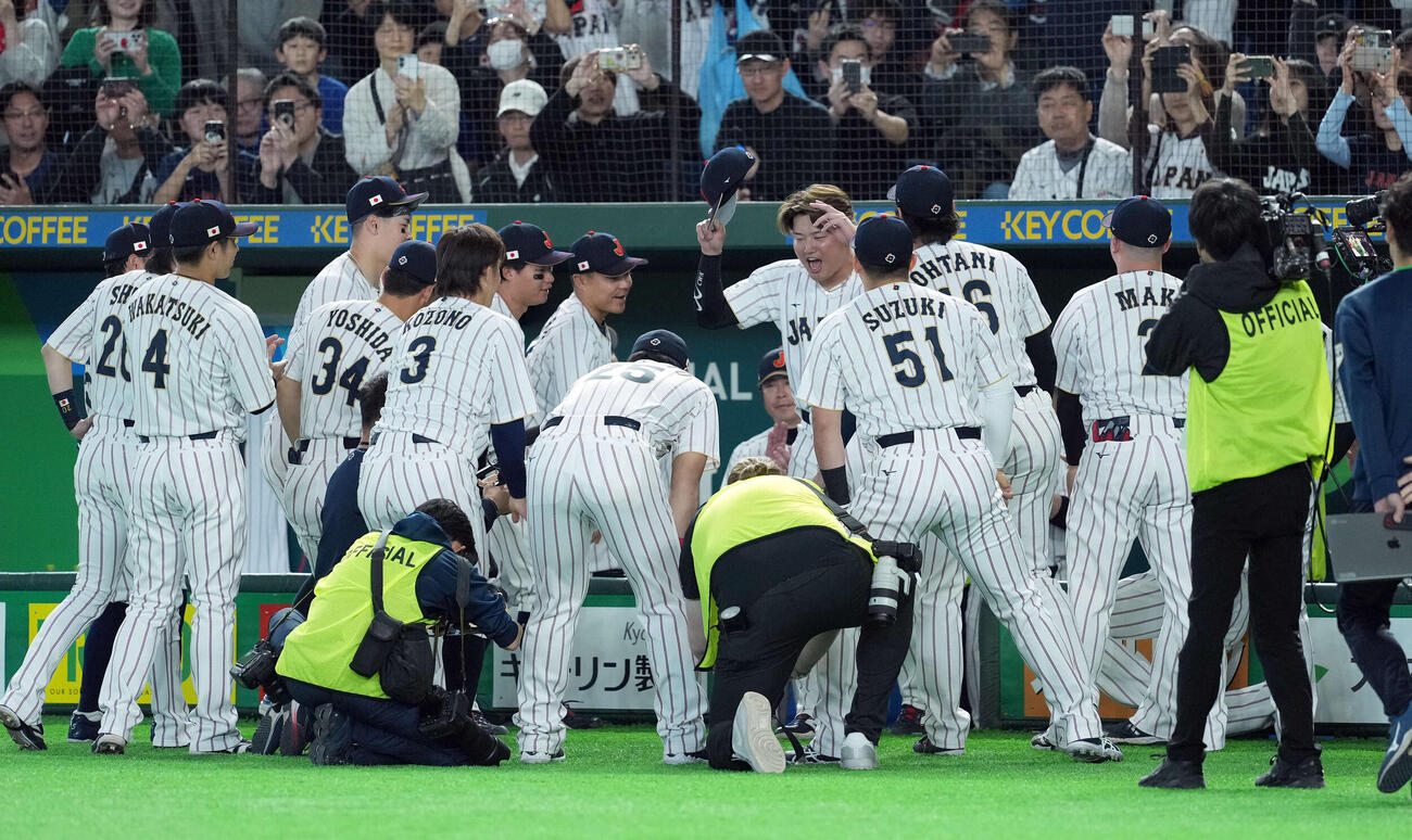 日本対韓国　円陣で声出しをする日本村上（撮影・たえ見朱実）