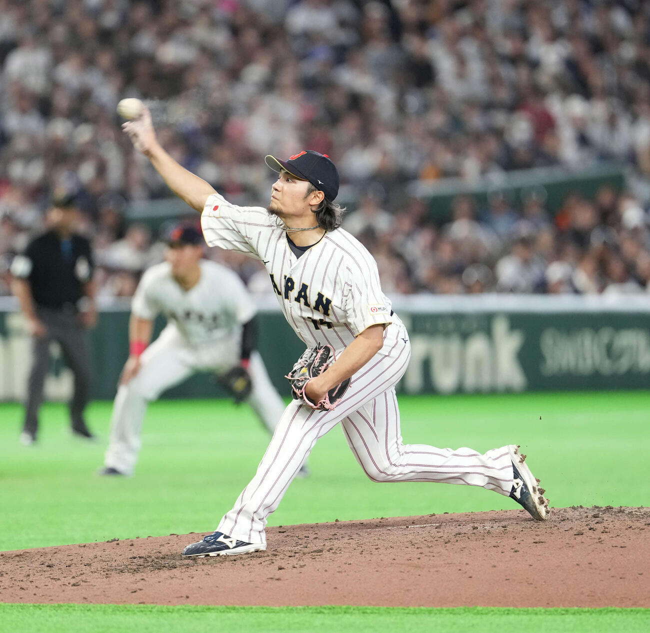 日本対韓国　力投する伊藤（撮影・井上学）