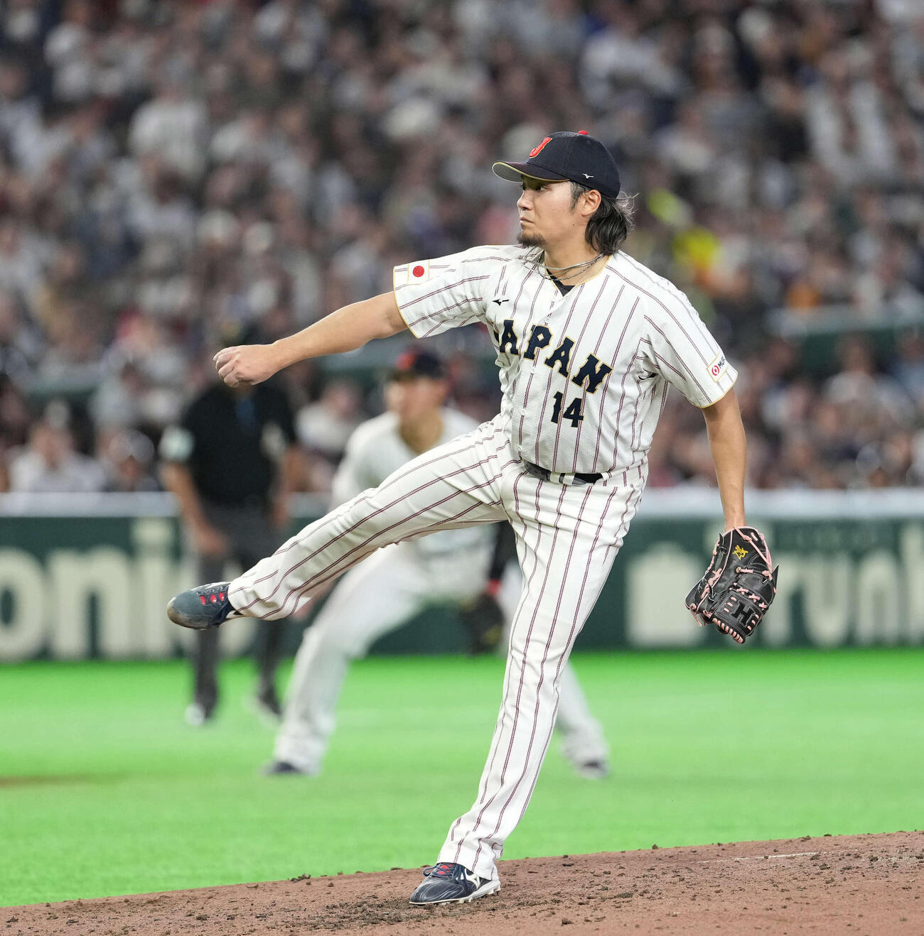 日本対韓国　力投する伊藤（撮影・井上学）