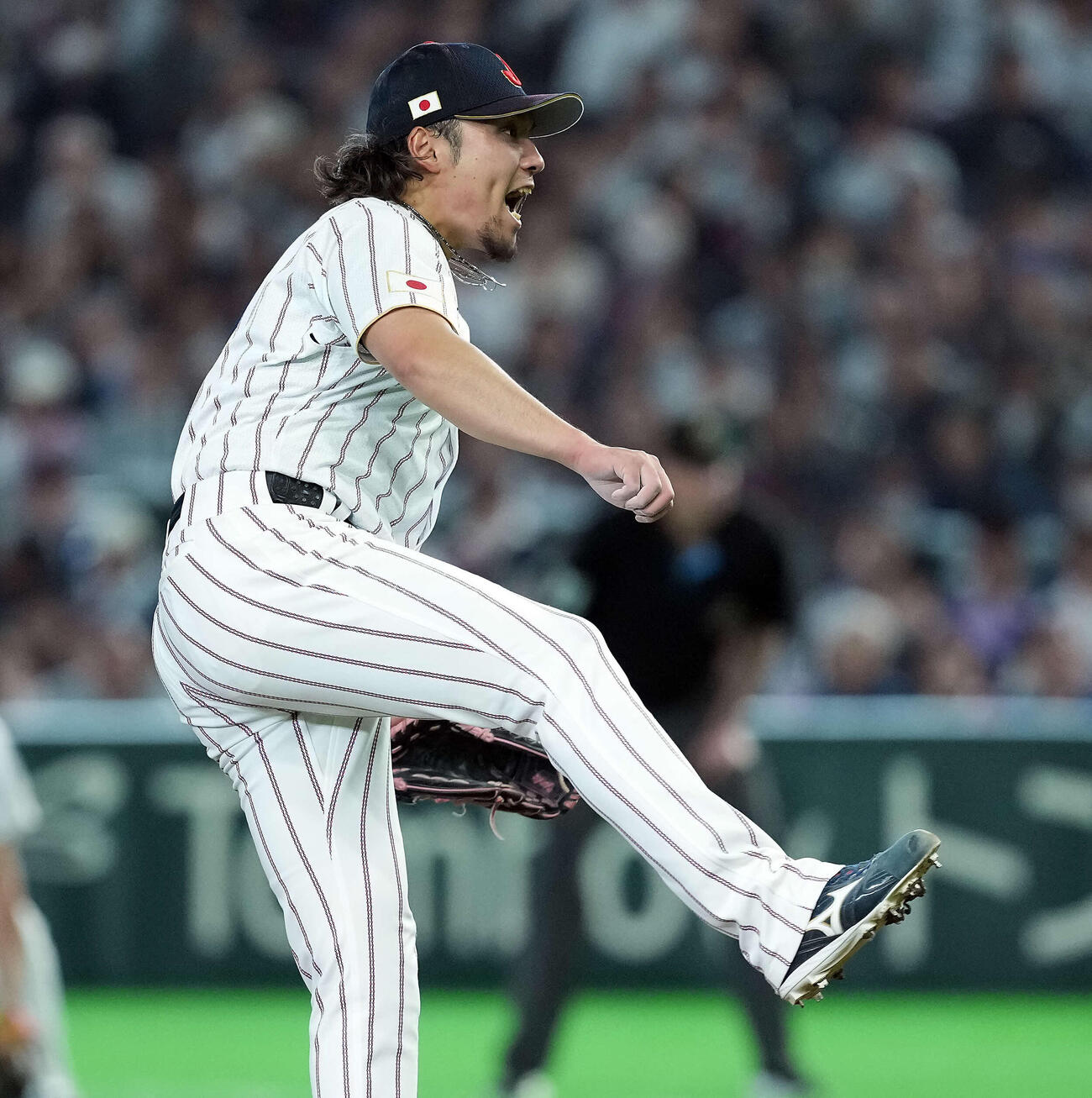 日本対韓国　56回表韓国1死、金周元を空振り三振に打ち取りほえる伊藤（撮影・たえ見朱実）