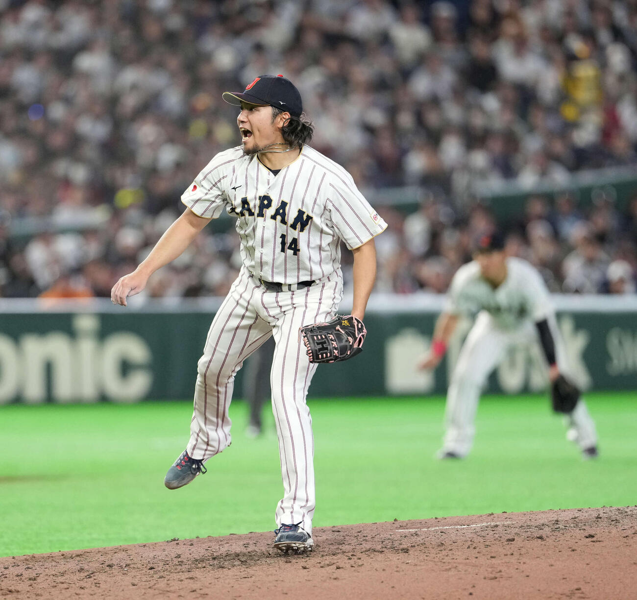 日本対韓国　雄たけびを上げながら力投する伊藤（撮影・井上学）