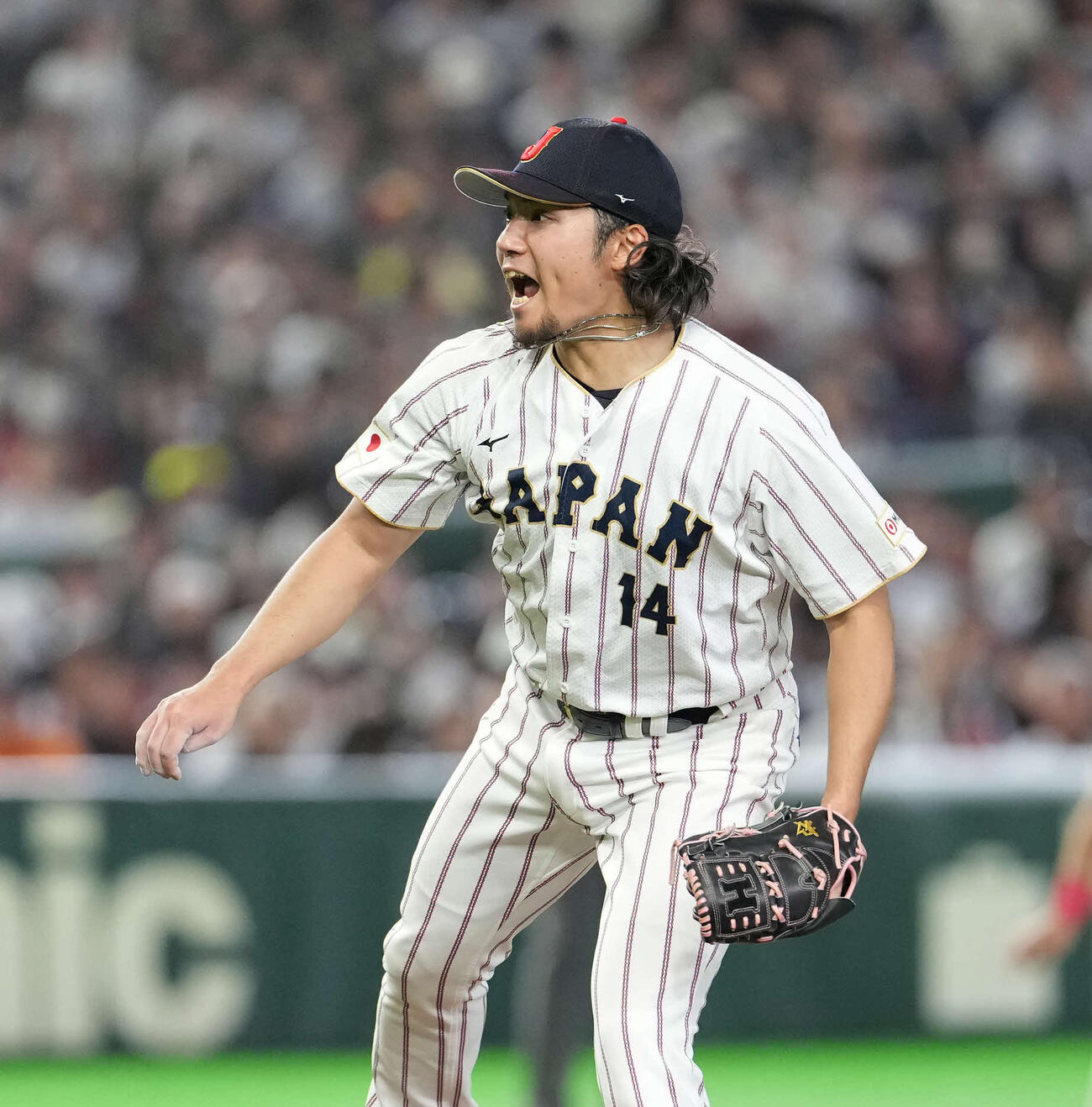 日本対韓国　雄たけびを上げながら力投する伊藤（撮影・井上学）