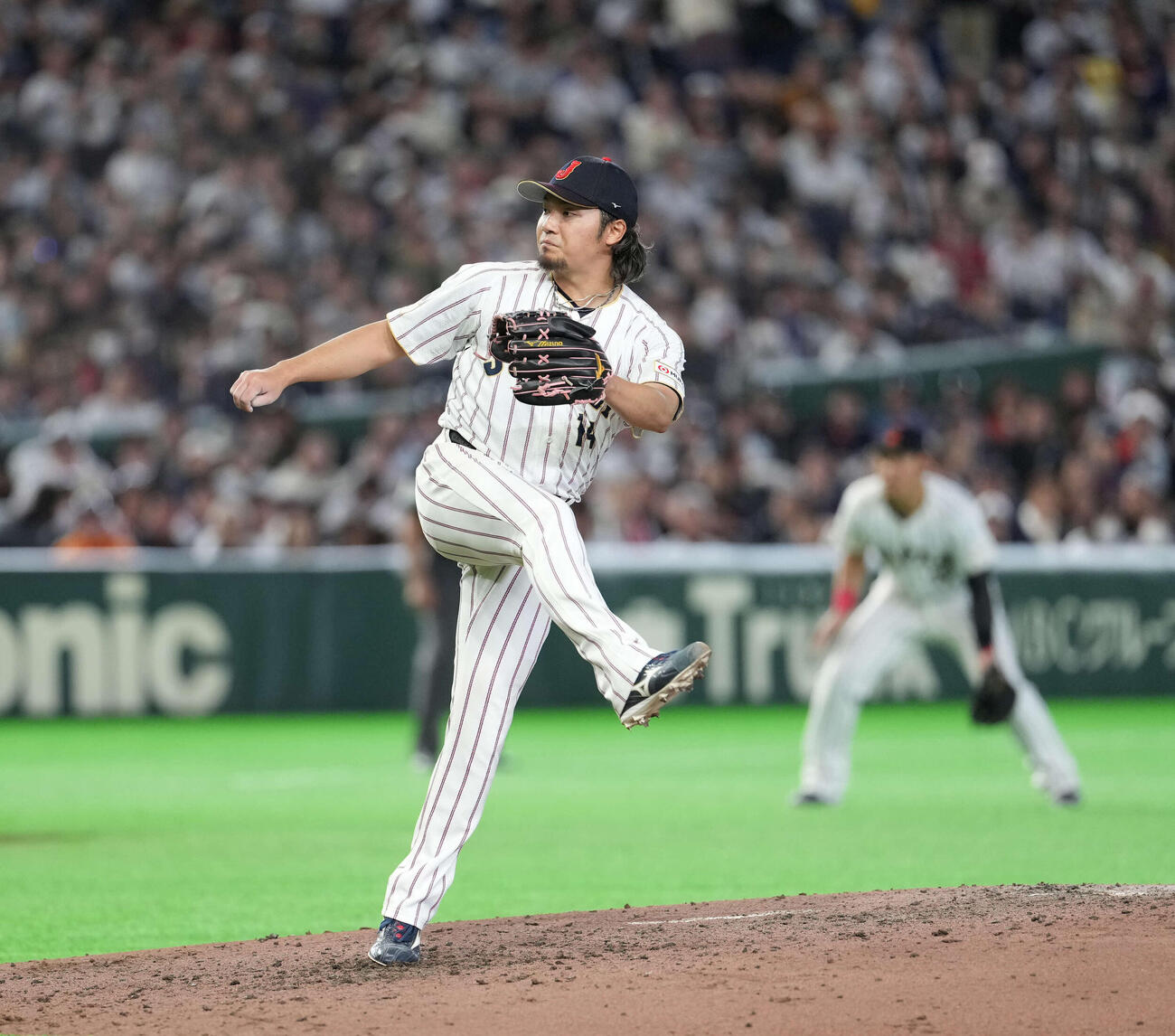 日本対韓国　力投する伊藤（撮影・井上学）