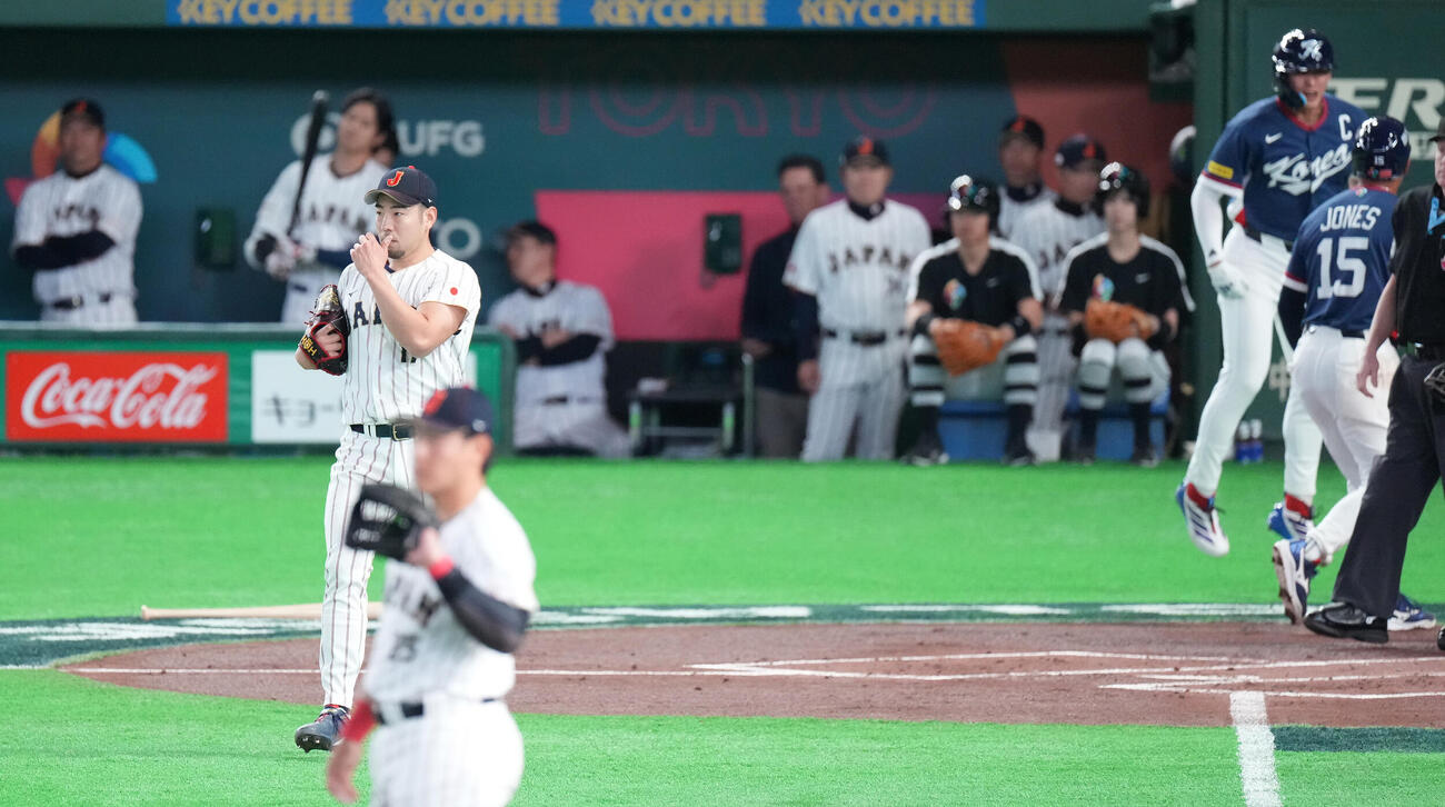 日本対韓国　1回表韓国2死一、二塁、文保景に2点適時二塁打を浴び、浮かない表情の菊池（撮影・鈴木みどり）