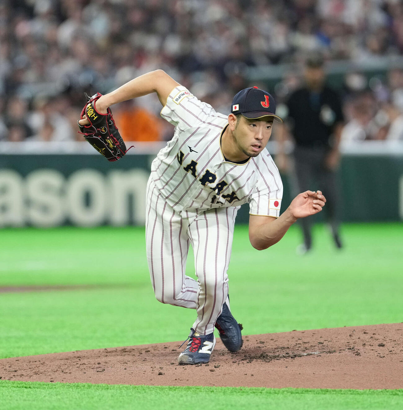 日本対韓国　2回、打球に反応する菊池（撮影・井上学）
