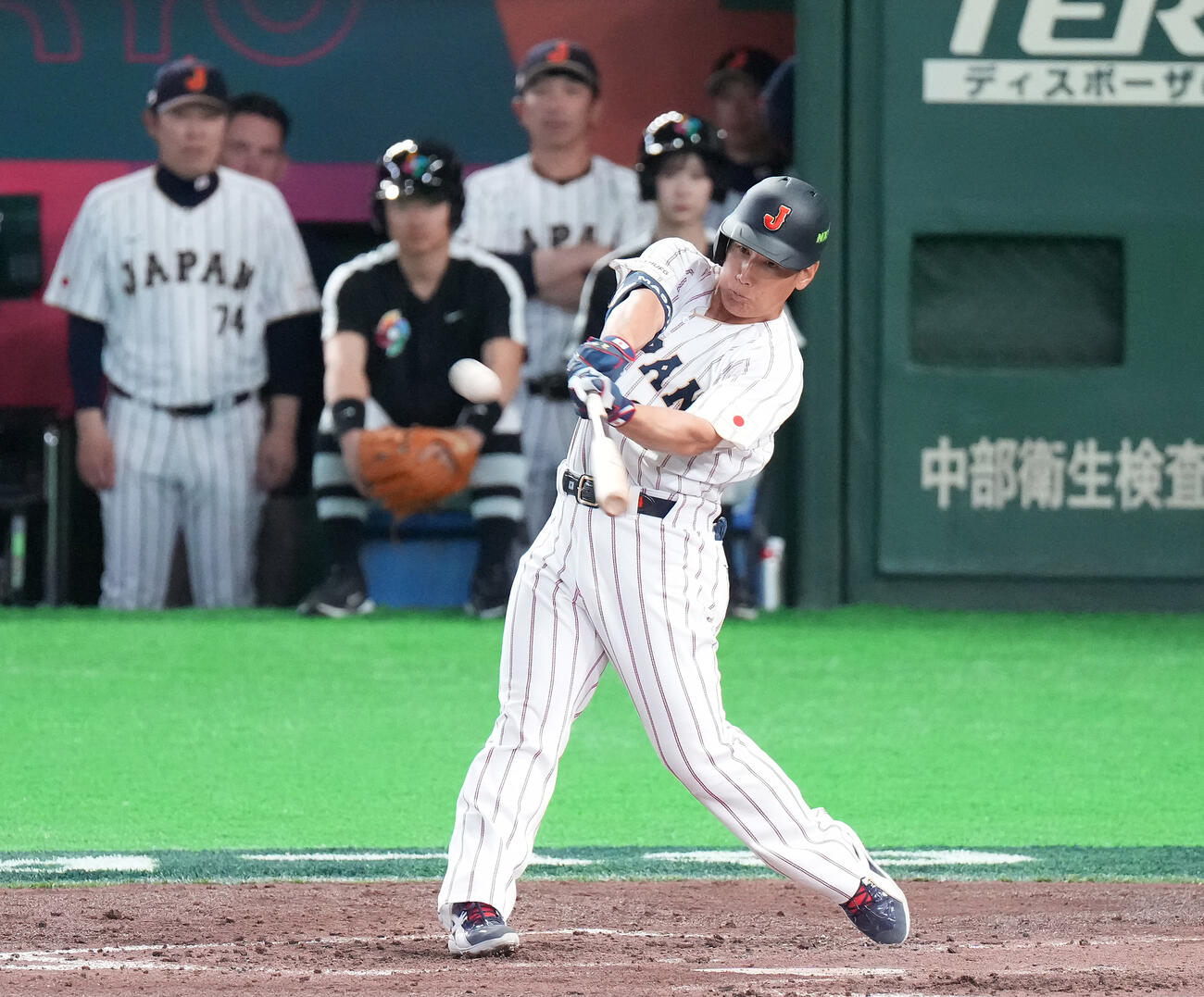 日本対韓国　3回裏日本2死、ソロ本塁打を放つ吉田（撮影・鈴木みどり）