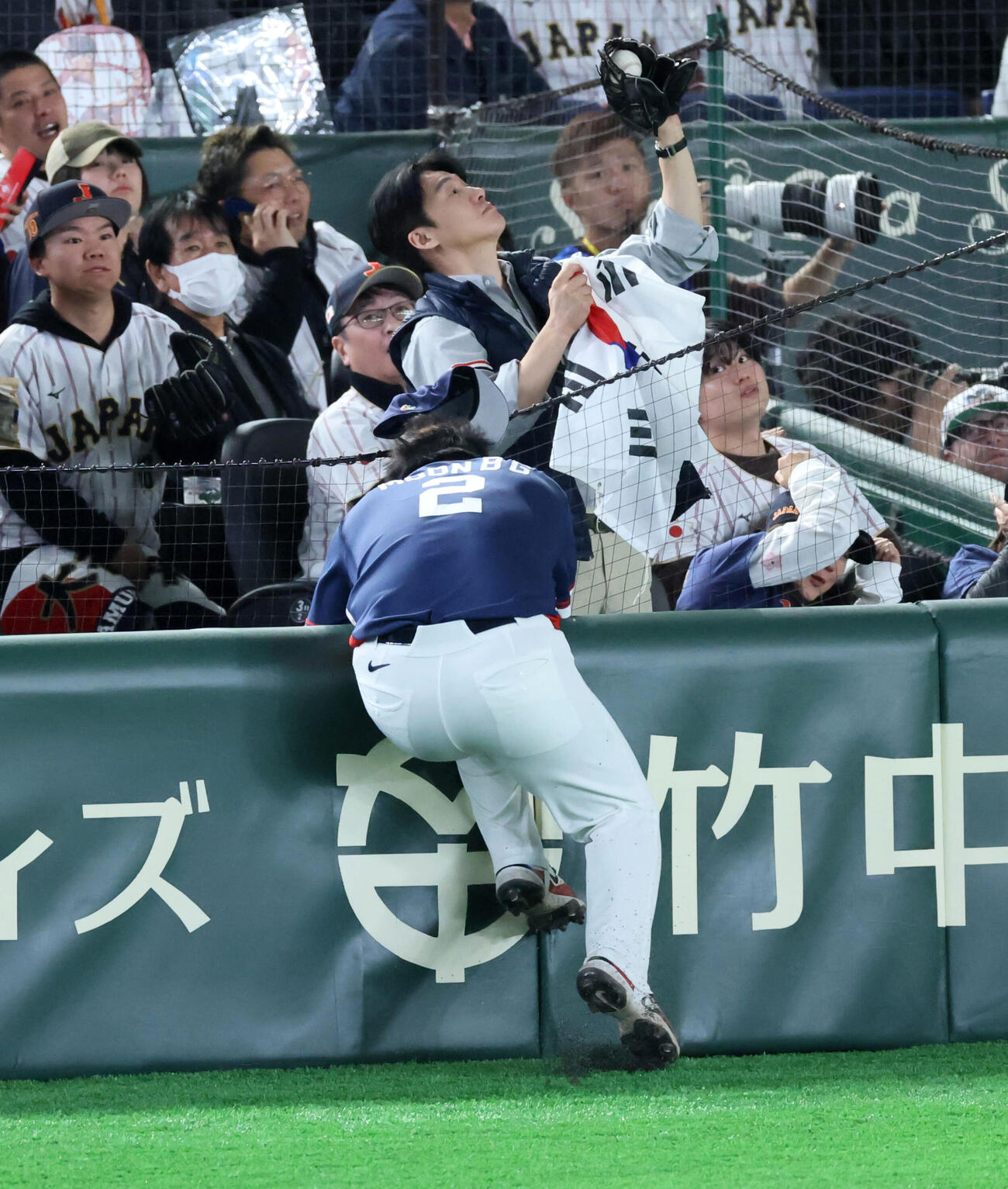 日本対韓国　7回裏日本無死、一塁手文保景は牧の邪飛を追ってフェンスに激突（撮影・加藤哉）