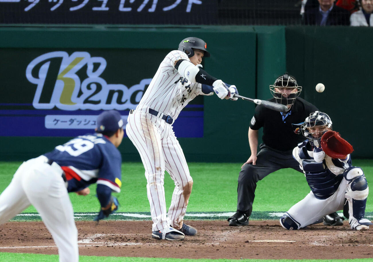 日本対韓国　5回裏日本1死、大谷は中前打を放つ。投手孫珠瑛（撮影・加藤哉）