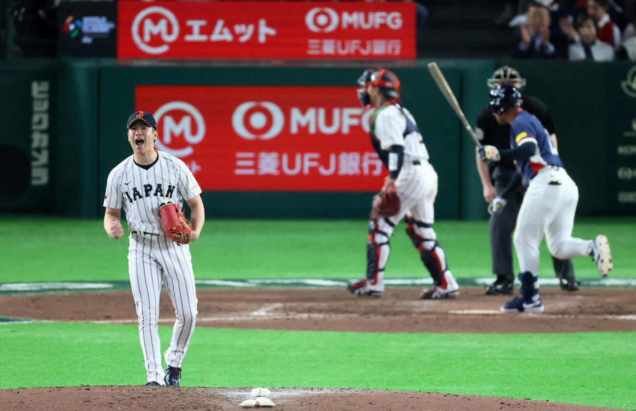 日本対韓国　7回表韓国2死、種市はジョーンズを三振に仕留めマウンドでガッツポーズを見せる（撮影・加藤哉）
