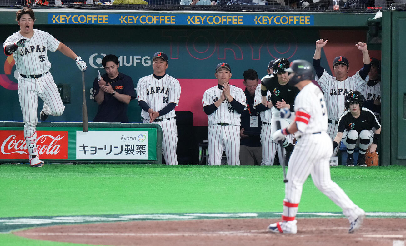 日本対韓国　7回裏日本2死満塁、鈴木が押し出し四球を選び、拍手する井端監督（中央）（撮影・鈴木みどり）