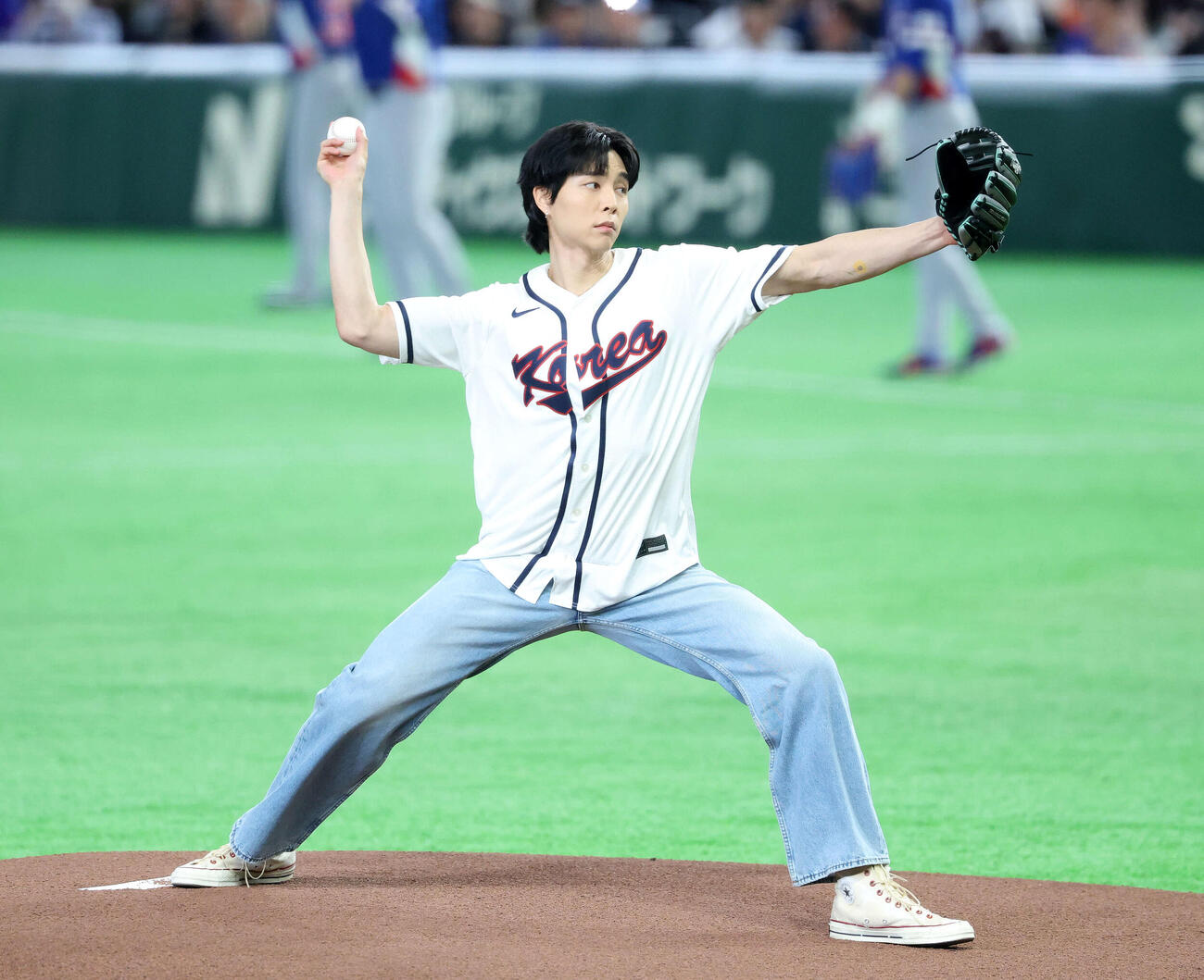 台湾対韓国　始球式に臨むNCTのジャニー（撮影・鈴木正人）　