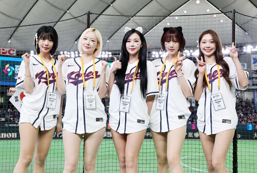 台湾対韓国　試合前、写真に納まる韓国チア、左からチョン・ソユン、ソ・ヒョンスク、チャ・ヨンヒョン、イ・クムジュ、パク・ダンヒ（撮影・鈴木正人）　