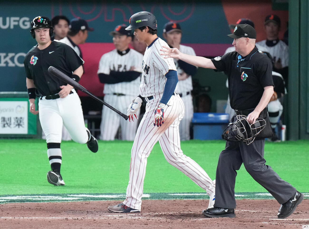 日本対韓国　7回裏日本2死三塁、申告敬遠で一塁へ向かう大谷（撮影・鈴木みどり）