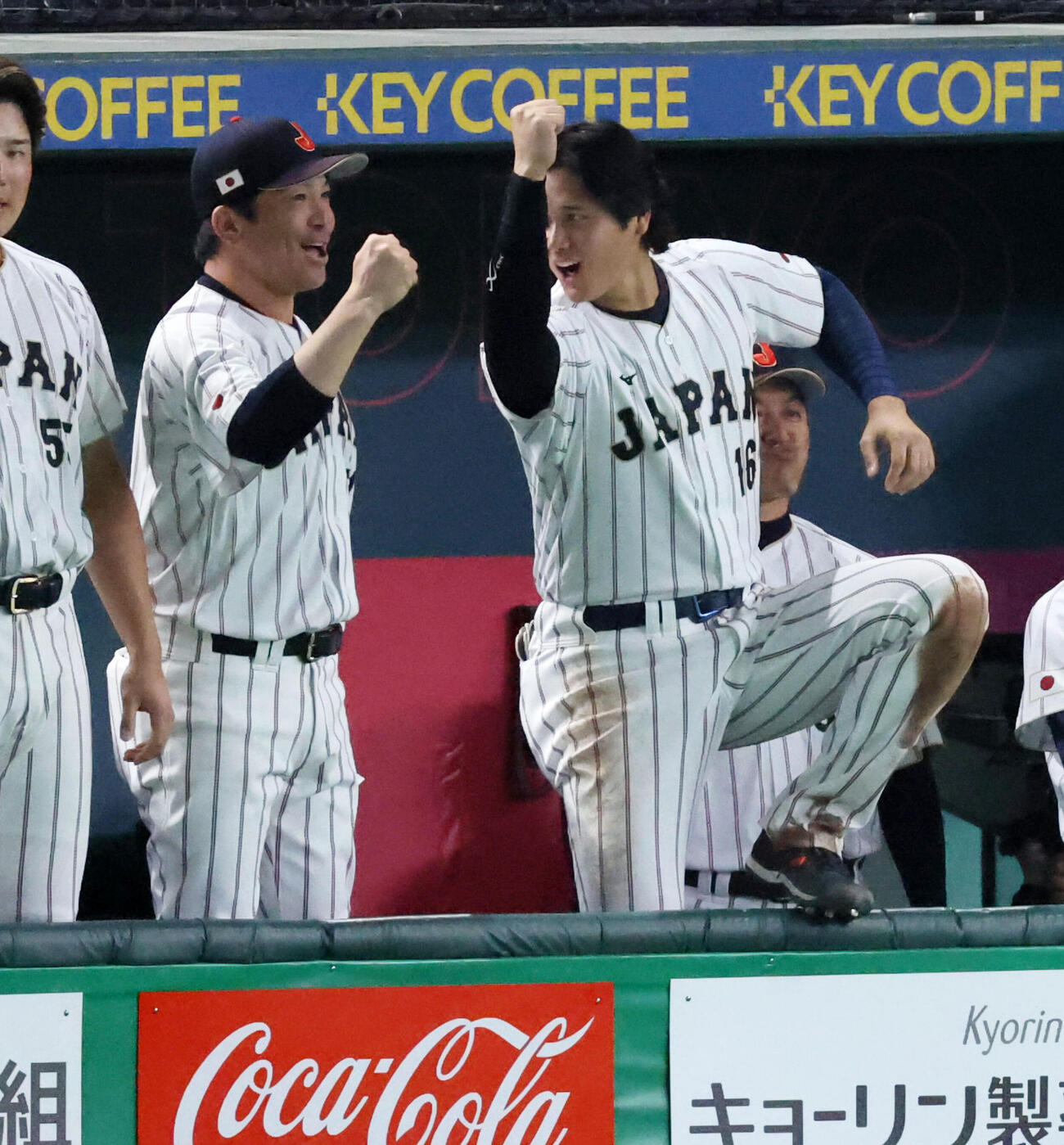 日本対韓国　3回裏日本2死、鈴木の左中間越えソロ本塁打にベンチで松田コーチ（左）とともに「熱男」を決める大谷（撮影・加藤哉）