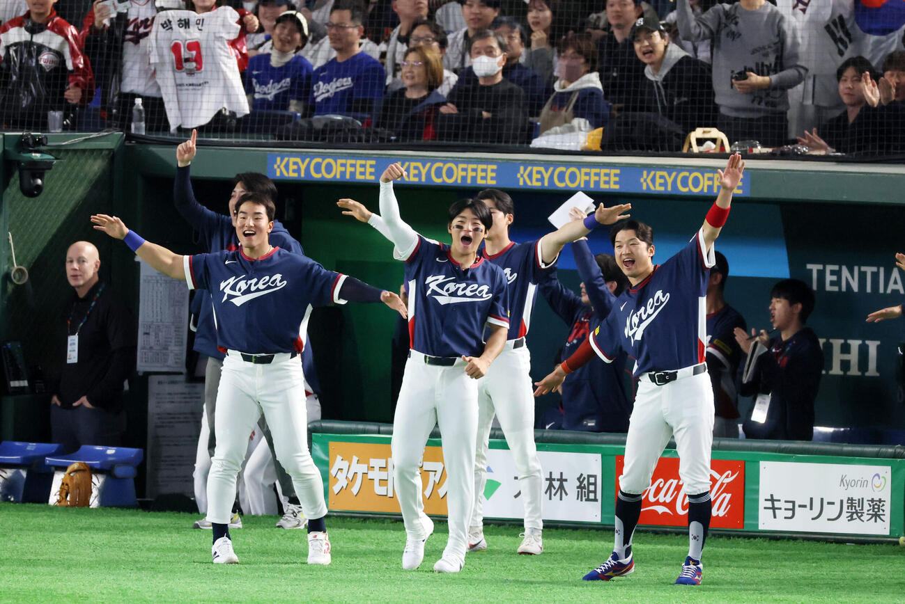 日本対韓国　1回表韓国2死一、二塁、文保景の中越え適時2点二塁打で追加点を挙げベンチでは飛行機ポーズでナインが笑顔を見せる（撮影・加藤哉）