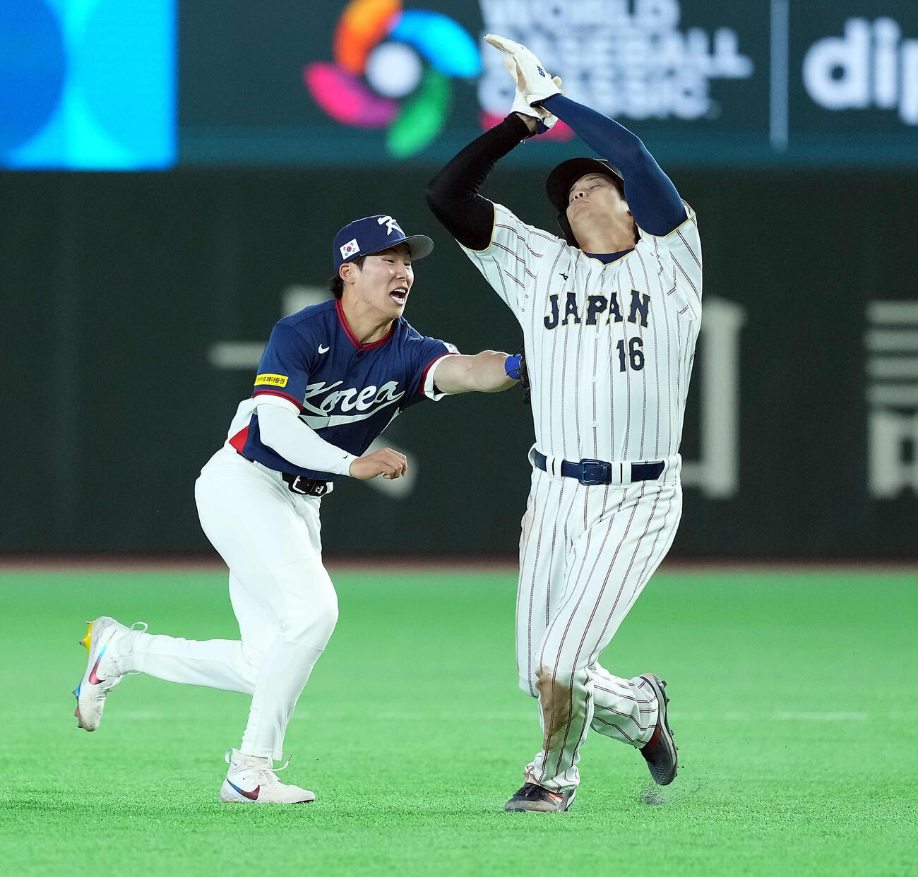 日本対韓国　5回裏日本1死一塁、近藤の二ゴロで金慧成にタッチされる一走大谷（撮影・たえ見朱実）