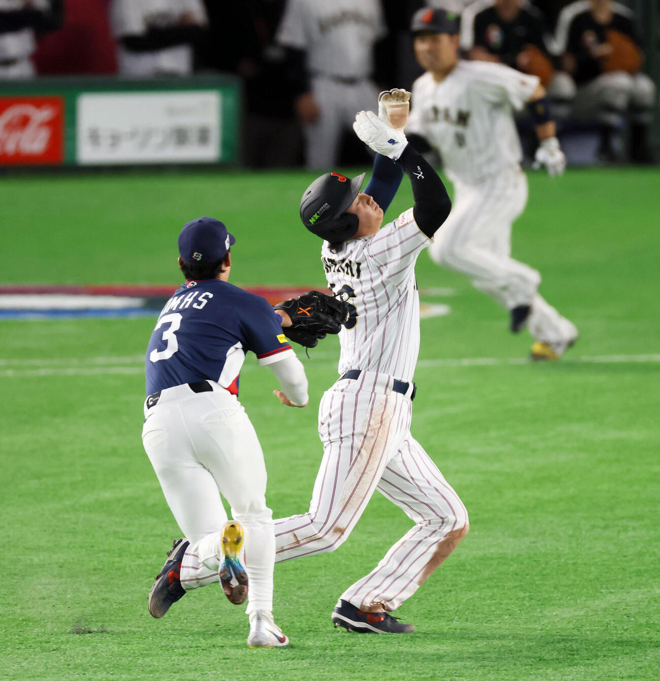 日本対韓国　5回裏日本1死一塁、一走大谷は近藤の二ゴロで金慧成（左）にタッチされアウトになる（撮影・加藤哉）