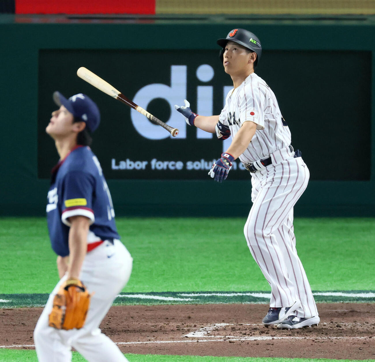 日本対韓国　3回裏日本2死、吉田は右越えソロ本塁打を放つ。投手趙丙炫（撮影・加藤哉）
