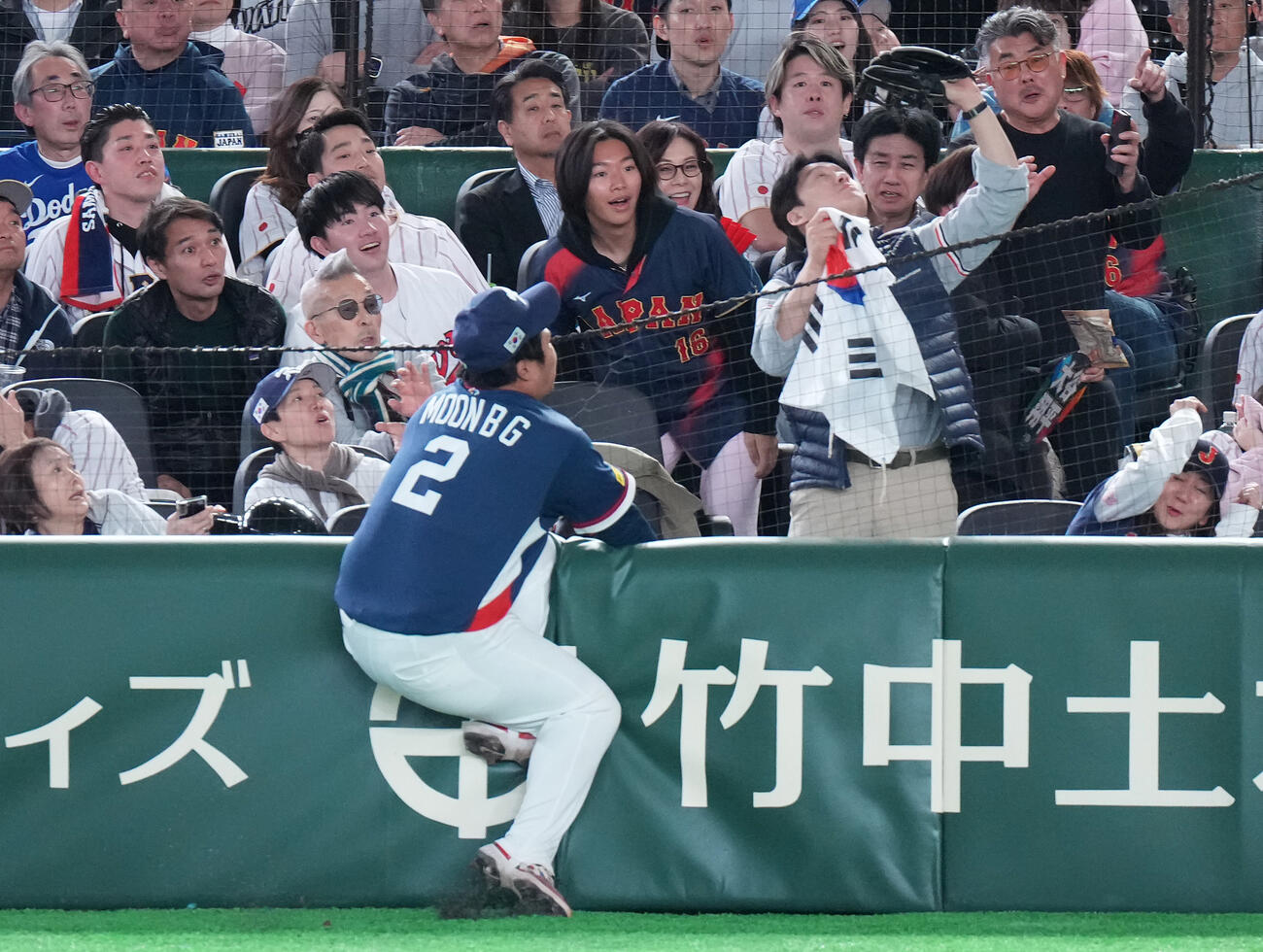日本対韓国　7回裏日本無死、牧のファウルを追いフェンスにぶつかる一塁手文保景（撮影・鈴木みどり）