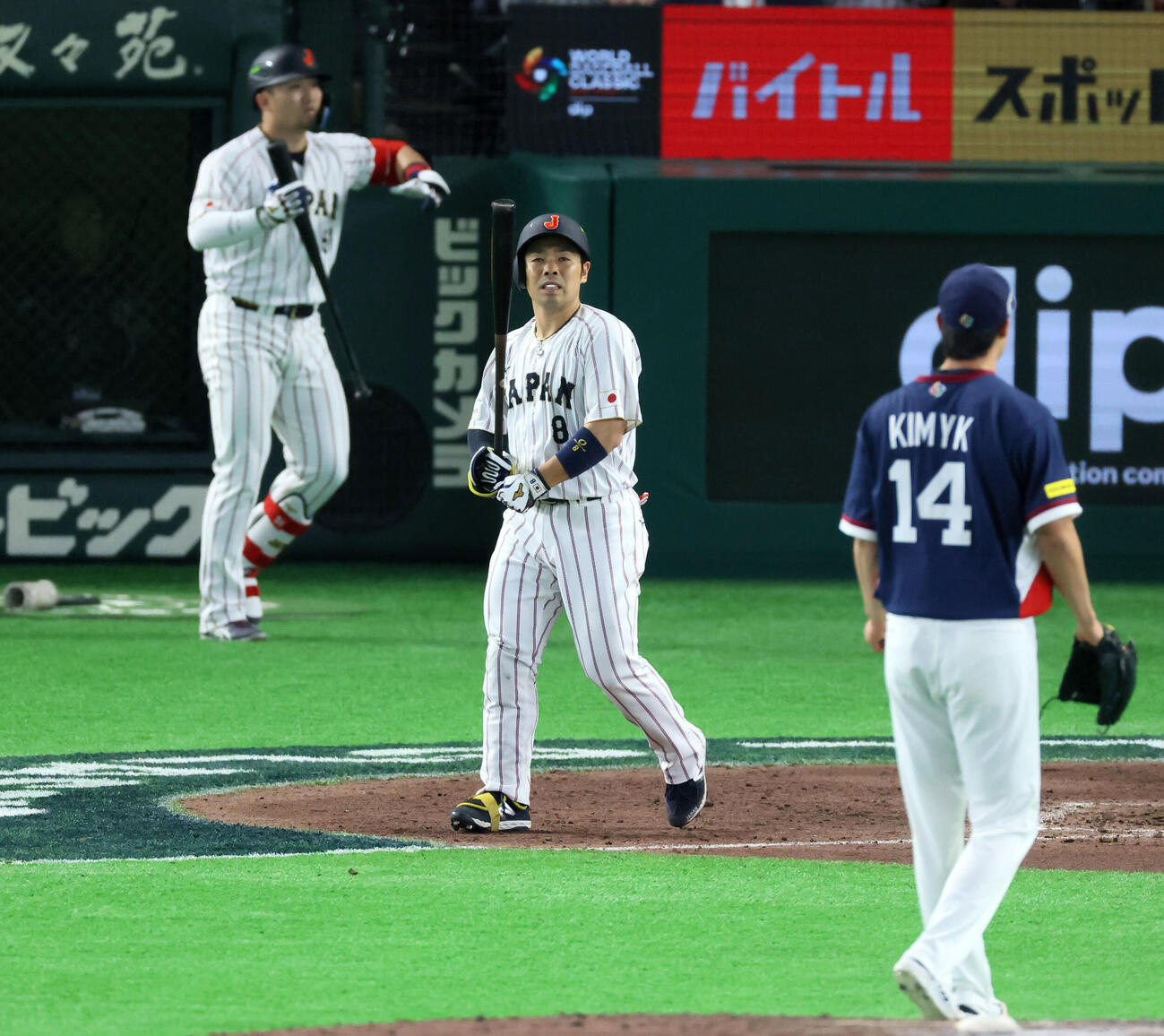 日本対韓国　7回裏日本2死一。三塁、近藤は四球を選んで出塁。投手金榮奎（撮影・加藤哉）