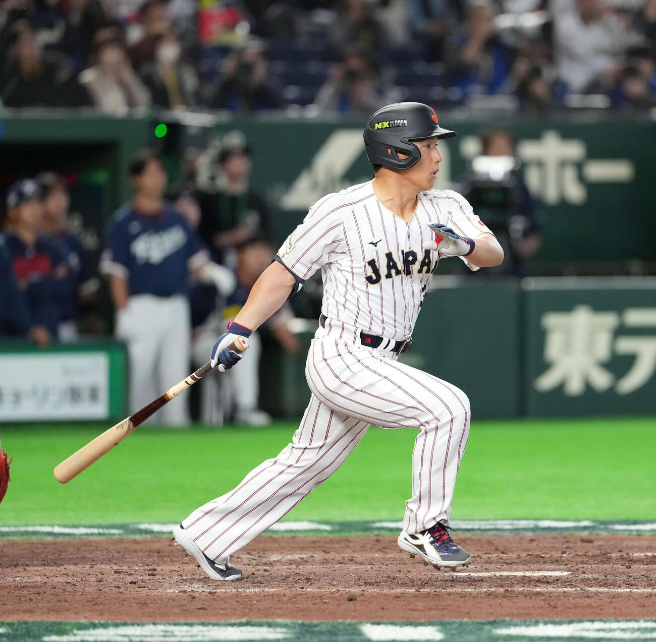 日本対韓国　7回裏日本2死満塁、2点適時打を放つ吉田（撮影・井上学）