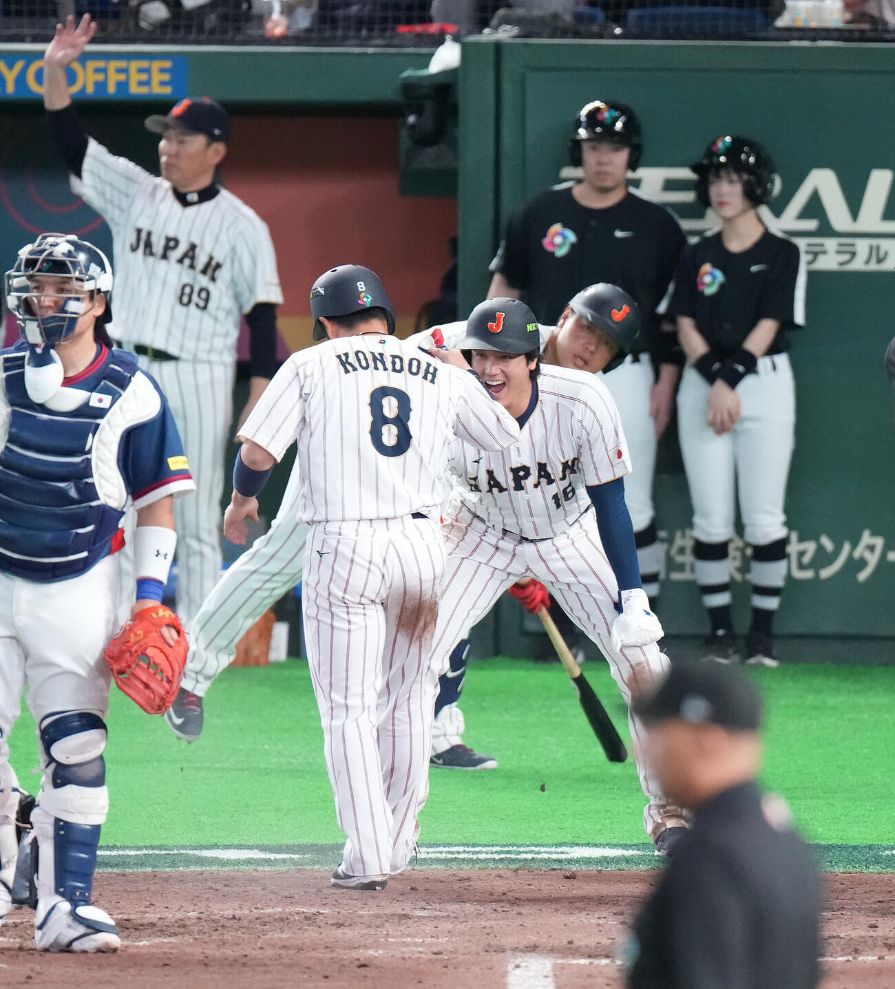 日本対韓国　7回裏日本2死満塁、吉田の2点適時打で生還した二塁走者近藤（手前）を迎える三塁走者大谷（撮影・鈴木みどり）