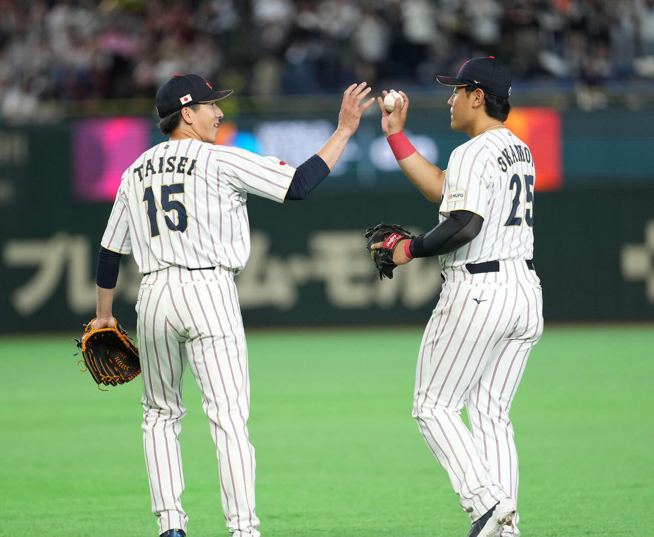 日本対韓国　岡本（右）からウイニングボールを受け取る大勢（撮影・井上学）