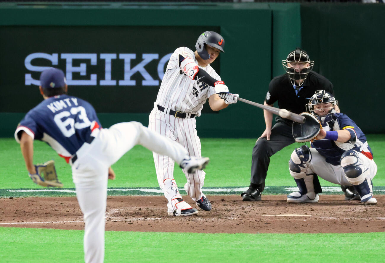 日本対韓国　8回裏日本無死、村上は右前打を放つ。投手金沢延（撮影・加藤哉）