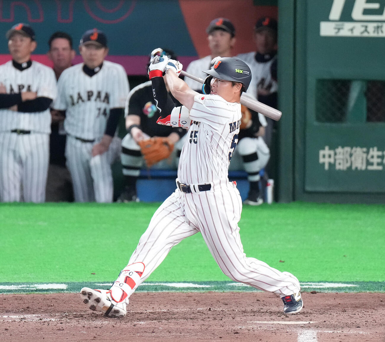 日本対韓国　8回裏日本無死、安打を放つ村上（撮影・鈴木みどり）