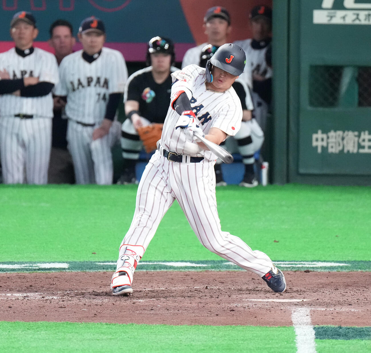 日本対韓国　8回裏日本無死、安打を放つ村上（撮影・鈴木みどり）