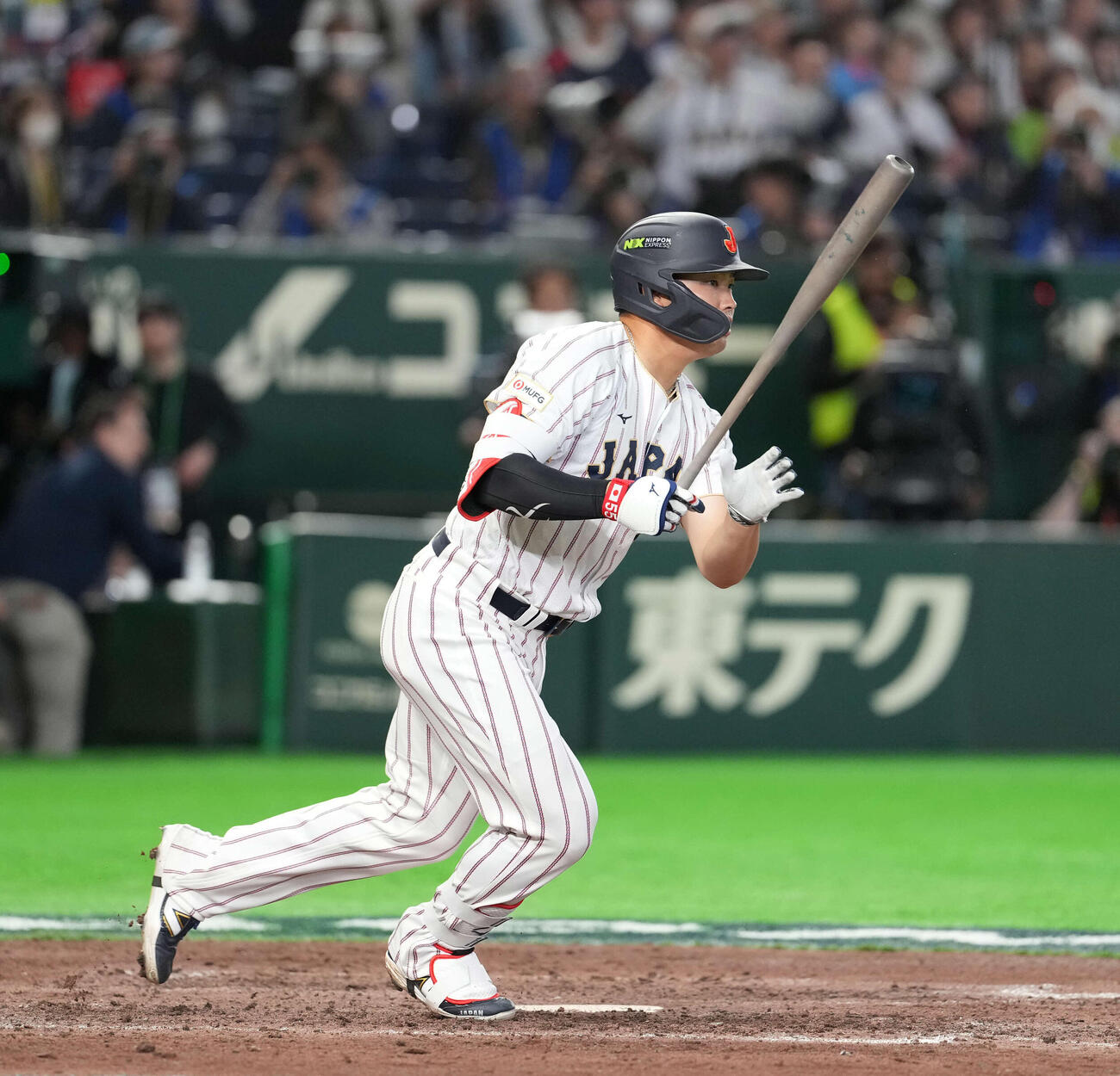 日本対韓国　8回裏日本無死、右前打を放つ村上（撮影・井上学）