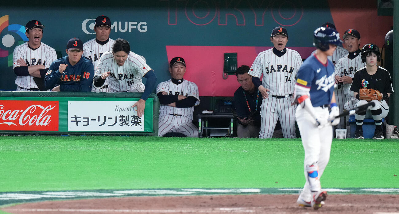 日本対韓国　8回表韓国2死満塁、金慧成を見逃し三振に仕留め、喜ぶ山本（左から2人目）と大谷（同4人目）（撮影・鈴木みどり）