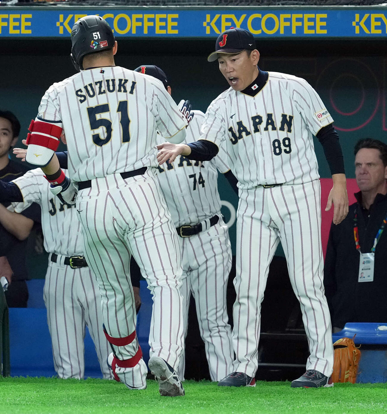 日本対韓国　1回裏日本1死二塁、右中間に2点本塁打を放った鈴木を迎える井端監督（撮影・たえ見朱実）