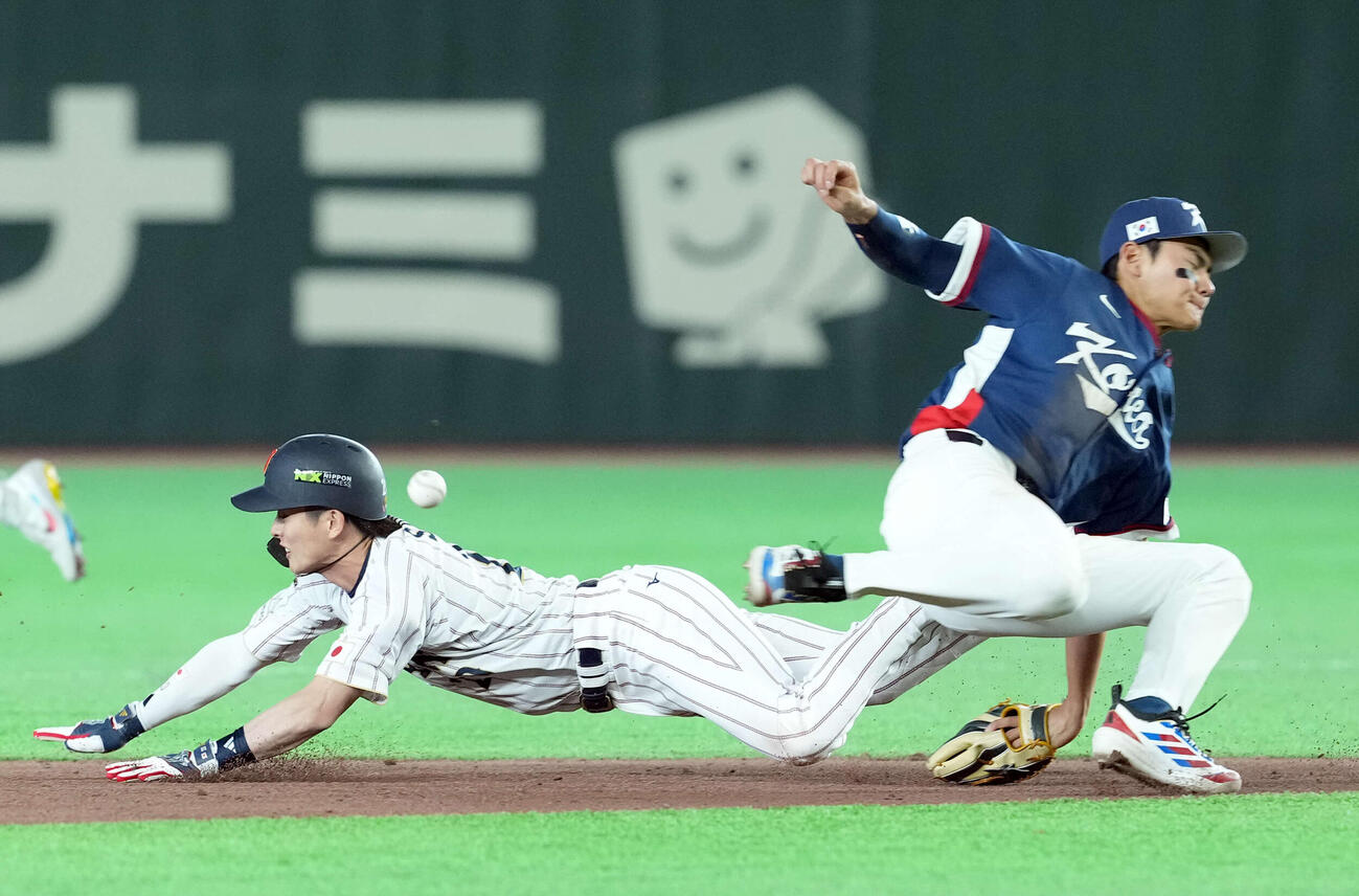 日本対韓国　8回裏日本1死一塁、牧原の見逃し三振で二盗を決める代走周東（撮影・たえ見朱実）