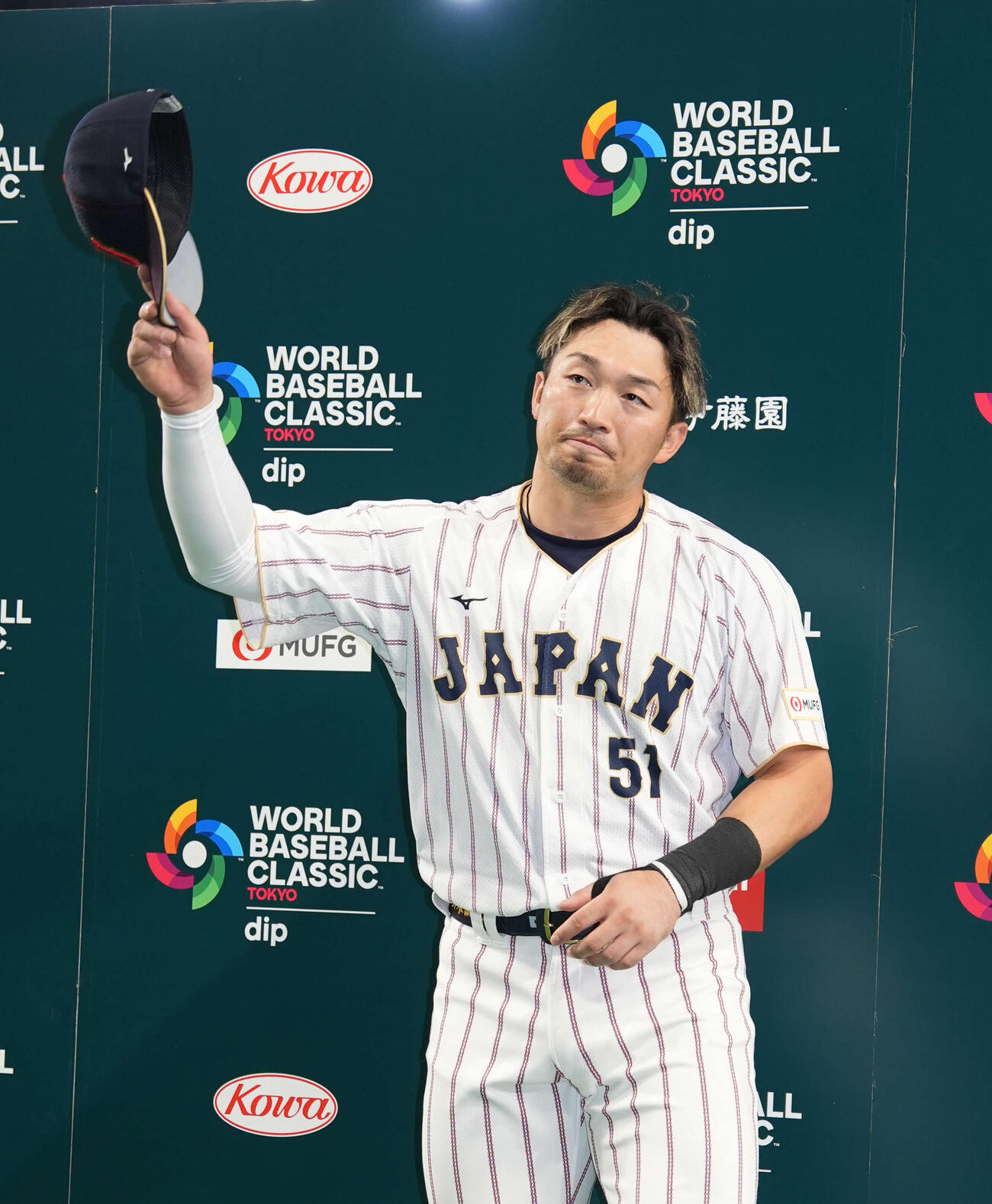 日本対韓国　ファンの声援に応える鈴木（撮影・井上学）