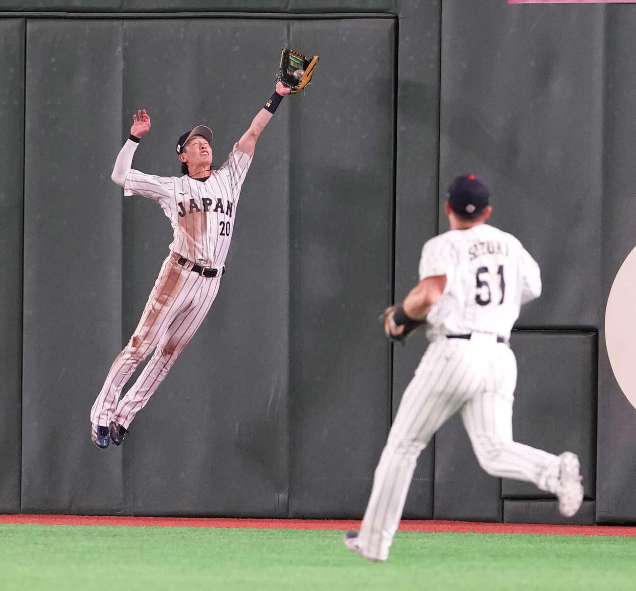 日本対韓国　9回表韓国1死、ジョーンズの飛球をジャンピングキャッチする周東（撮影・井上学）